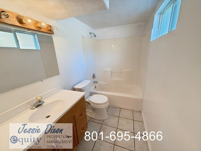 Building Photo - 219 Country Club Dr