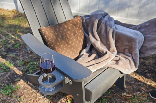 Building Photo - 720 1/2 West Woodlawn Avenue-SI ID1271939P