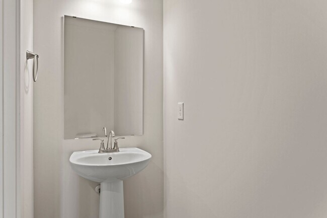 Building Photo - Perfectly Appointed Greenville Townhome 3bed/2.5 bath