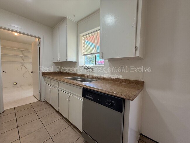 Building Photo - 3419 W Marshall Ave