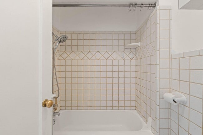 Building Photo - Amazing vintage 2-bdrm/2-bath Cully home—Giant garden, detached art studio, great location