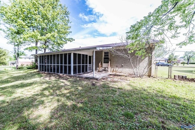 Building Photo - 2107 Edinburgh Dr SW