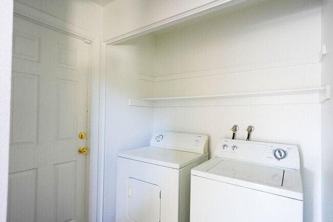 Building Photo - Stunning 3 Bed / 2.5 Bath Home w/ Loft, Two-Story Atrium & Remodeled Kitchen