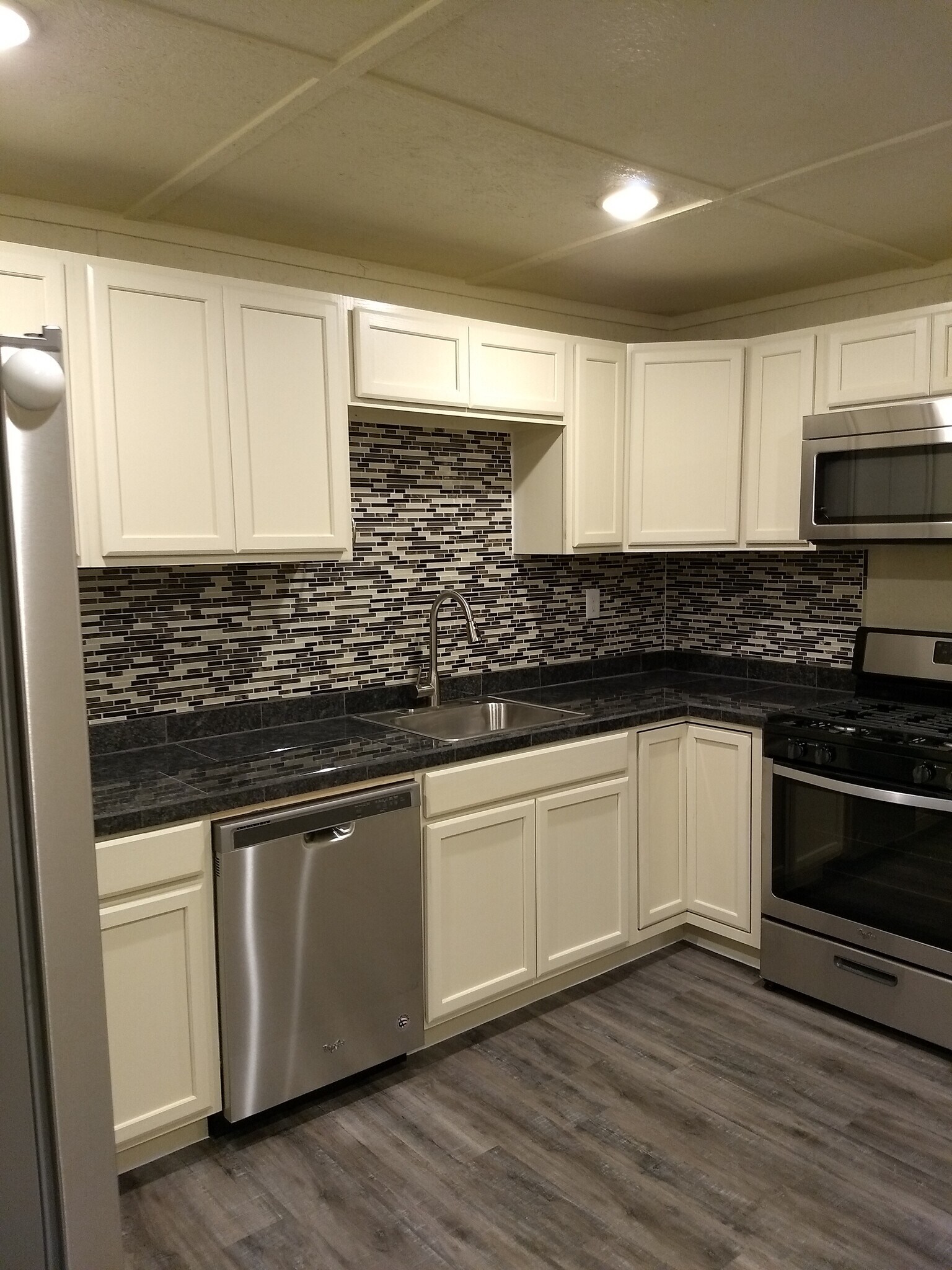 Designer modern kitchen space - 10016 s hwy 81