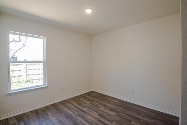 Building Photo - 808 Poplar St