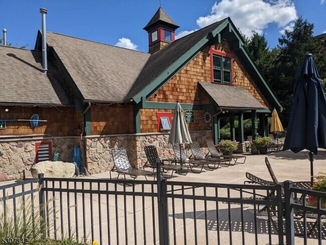 Building Photo - 3-13 Maple Cres