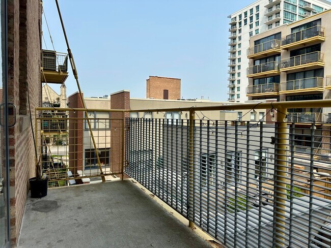Building Photo - 120 E Cullerton St