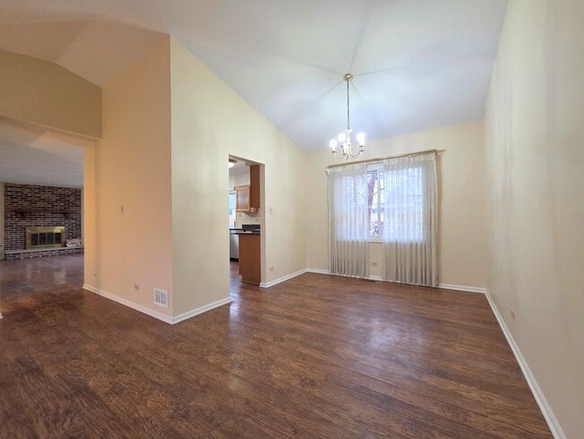 Building Photo - 1013 Meadow Lake Dr