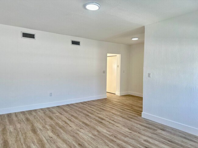 Building Photo - Newly remodeled apartment in the heart of ...