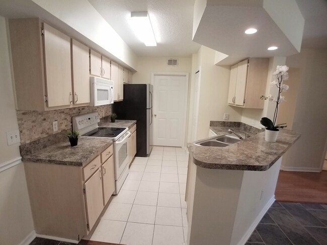 Building Photo - Gorgeous 2/2 condo for rent next to Waterf...