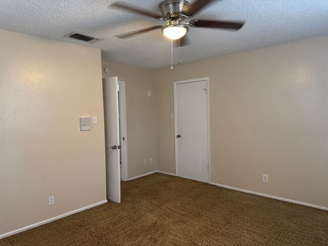 Building Photo - 6919 Moon Lake Dr