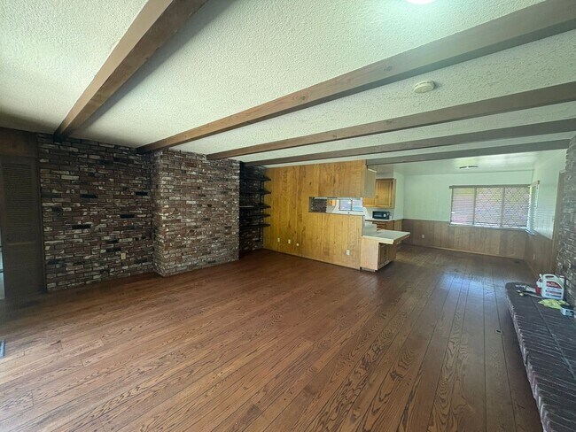 Building Photo - IMMEDIATE MOVE IN! Charming Vintage Sacramento 3 Bed / 1.5 Bath Home with Large Private Yard