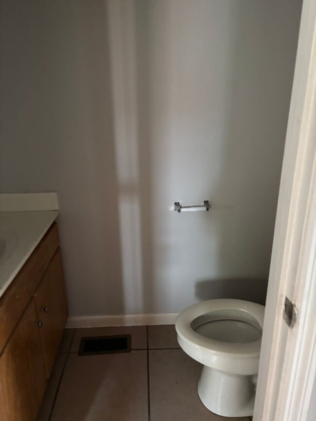 Building Photo - 2 Bedroom Townhouse
