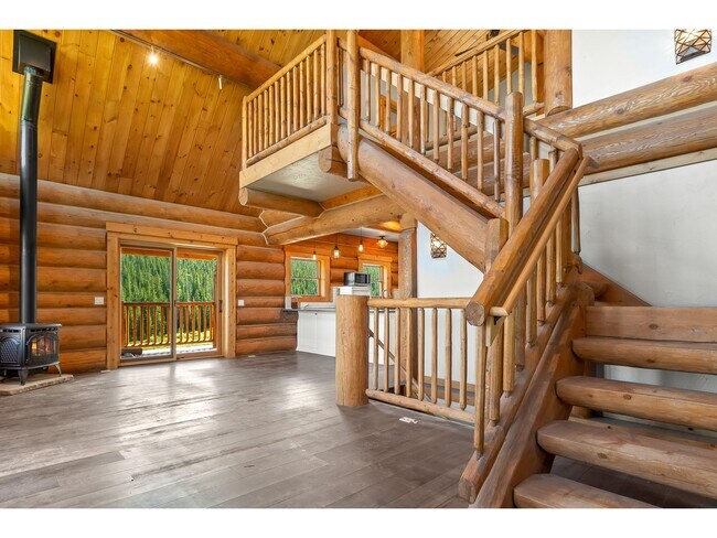 Building Photo - Beautiful Home on 10 Acres