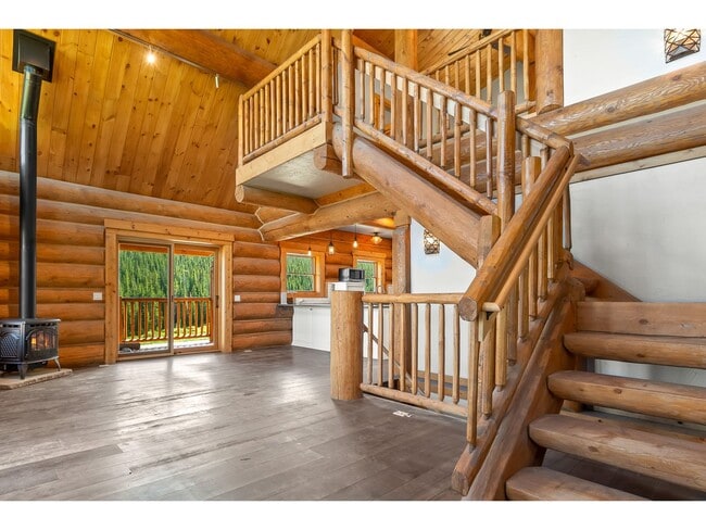 Building Photo - Beautiful Home on 10 Actre