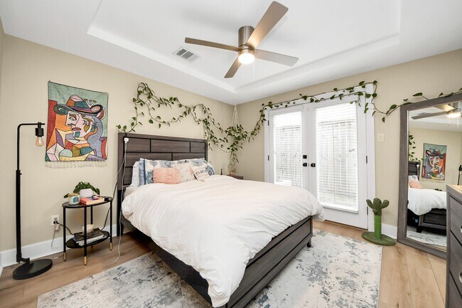 Building Photo - 5941 S Loop E