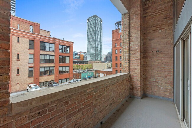 Building Photo - 1000 W Washington Blvd