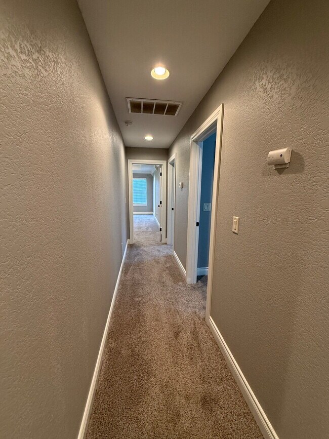 Building Photo - Great Outdoor Living Space / 4BR with 3 Ca...