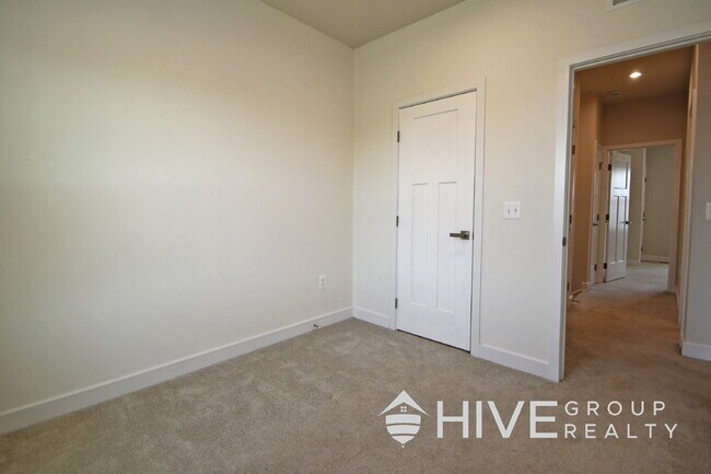 Building Photo - Spacious 4-Bed, 3.5-Bath with Garage!
