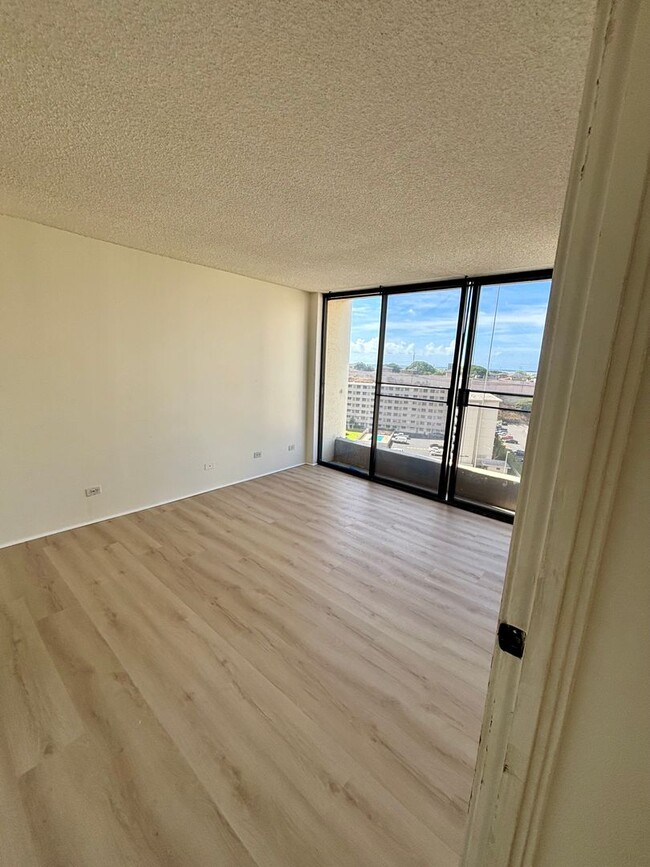 Building Photo - AVAILABLE May 15, 2025 | 2 Bedroom, 2 Bath...