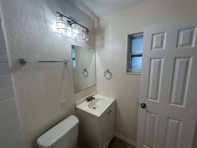 Building Photo - "Cozy 1-Bedroom Apartment in St. Petersburg – 550 Sq Ft of Comfort & Convenience!"
