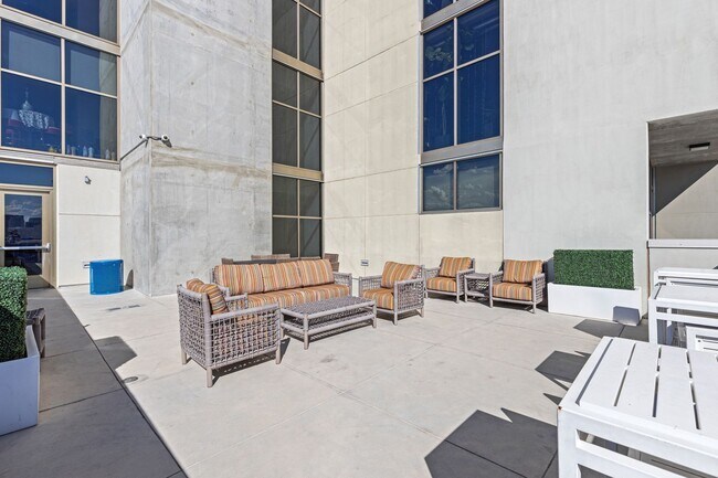 Building Photo - Furnished Juhl Condo w/ Balcony & City Views