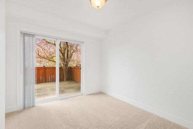 Building Photo - Fantastic Ballard 3 Bedroom 3 Bath Townhouse w/ Garage