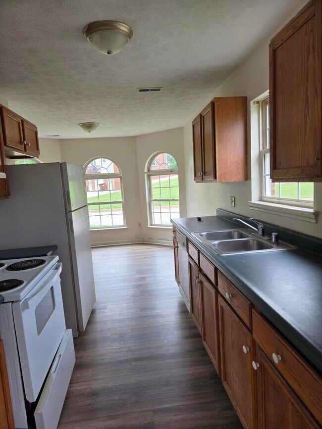 Building Photo - 1000 Heathcliff Dr