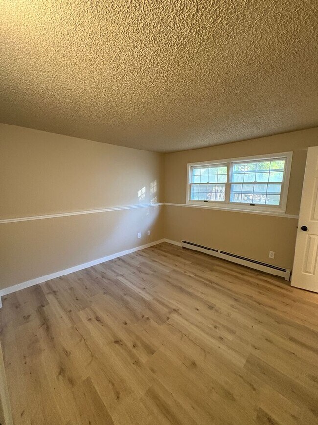 Building Photo - 2 Bed 2 bath off Durston Rd- Brand New Flo...