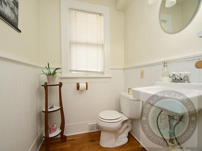 Building Photo - Discover 3-bedroom, 2.5-bath home in Omaha, NE