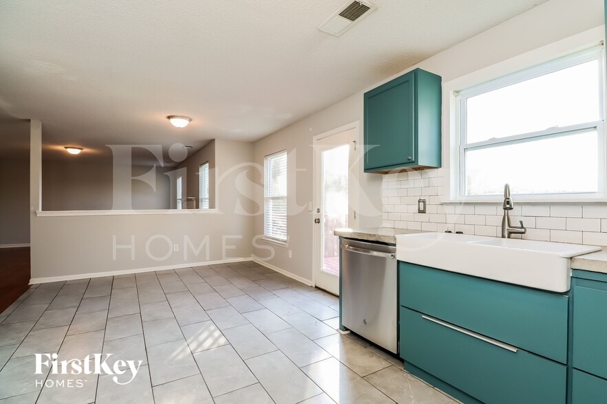 Building Photo - 613 Pipkin Dr