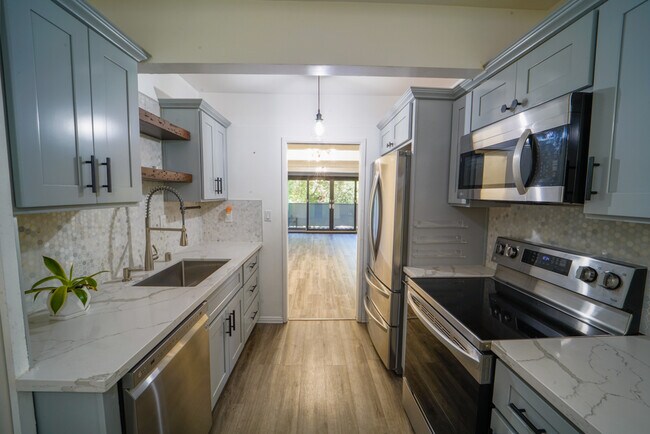 Building Photo - 320 Vía Casitas