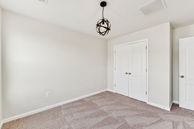 Building Photo - Charming town home located in a quiet, tree-lined community Field stone!