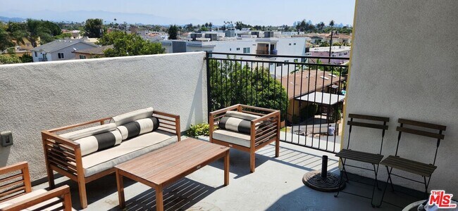 Building Photo - 2131 Carmona Ave