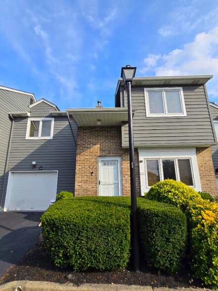 Primary Photo - 821-21 Creek Ct