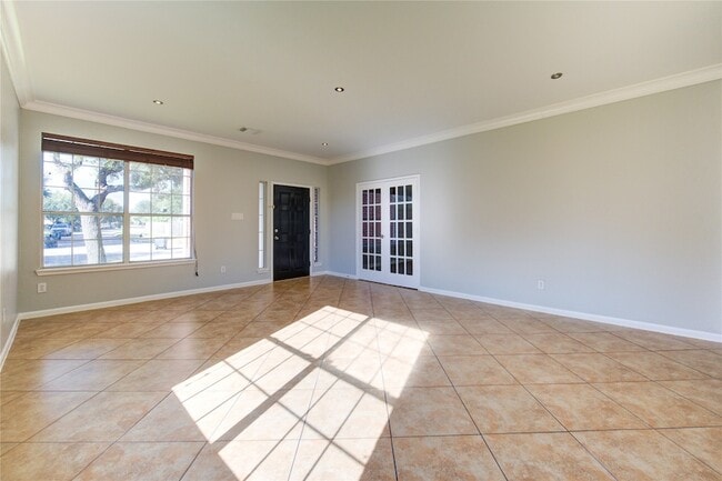 Building Photo - 5527 Gatesprings Ln