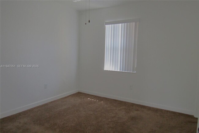 Building Photo - 1485 NE 33rd Rd