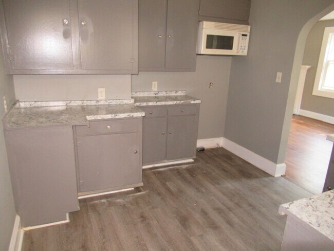 Building Photo - 831 Cedar St