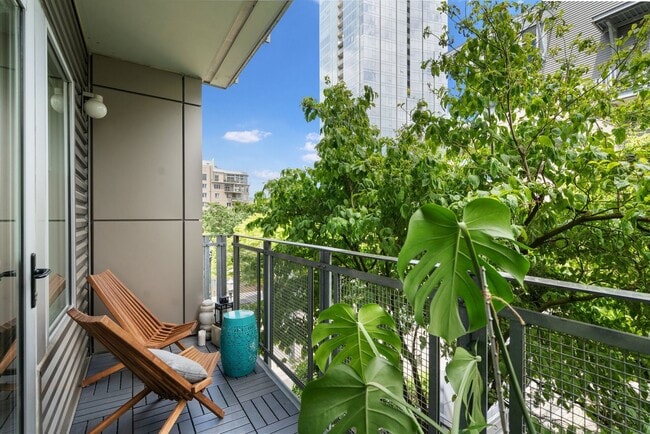 Building Photo - 2 Bed, 2 Bath Bright & Modern Condo in the Pearl District - Now Available!