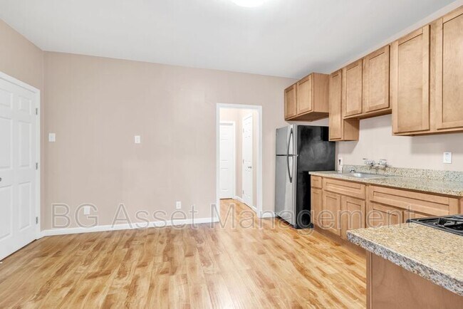 Building Photo - 709 York St