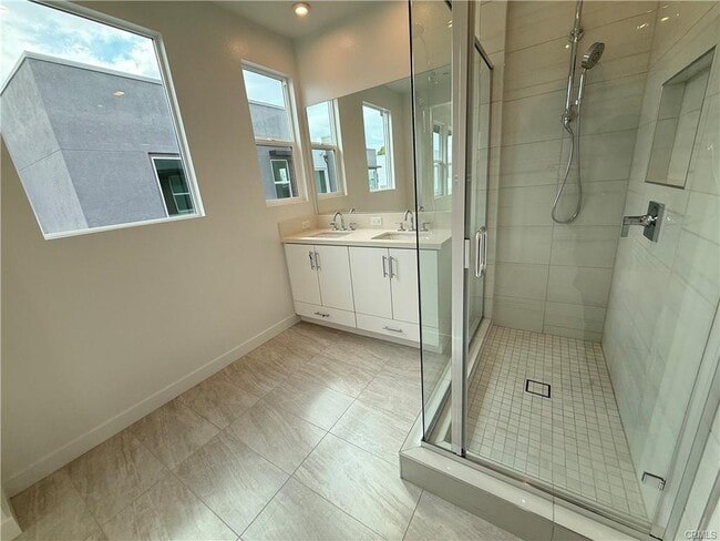 Building Photo - 693 S Lyon St