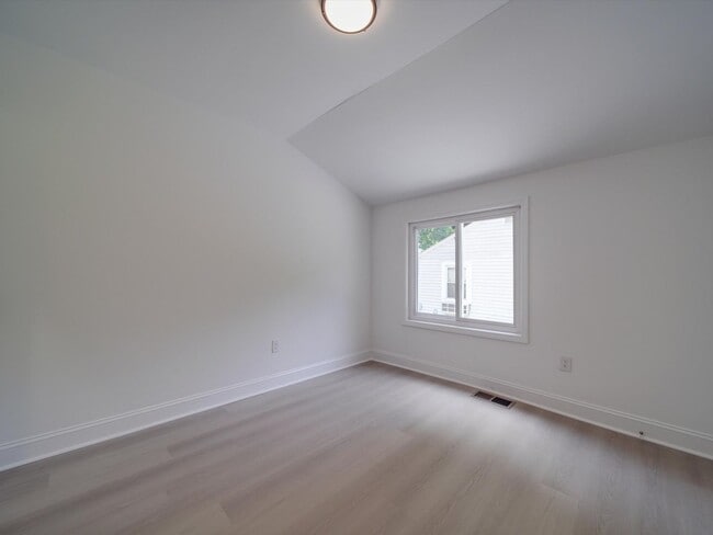 Building Photo - Beautifully Remodeled 3-bedroom, 2 bath house