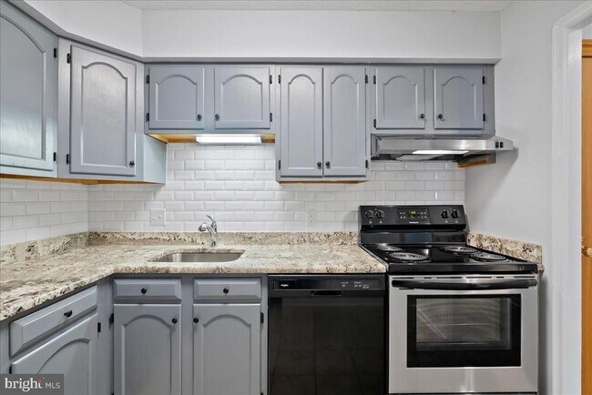 Building Photo - 1301 N Courthouse Rd