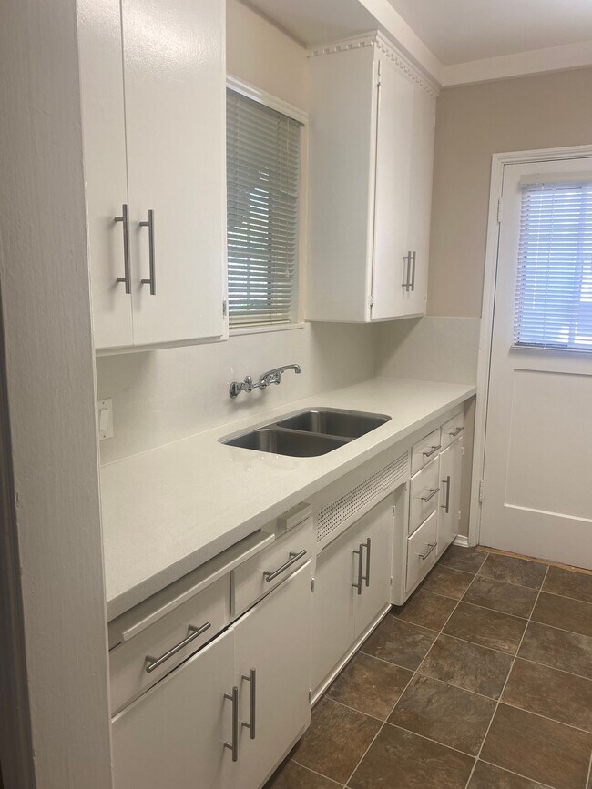 Building Photo - 150 N Pass Ave