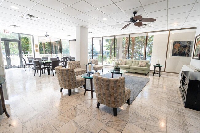 Building Photo - 1021 Hillsboro Mile Unit 204