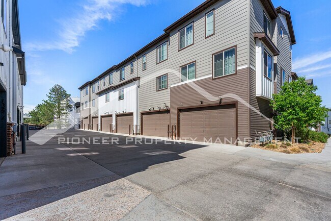 Building Photo - Gorgeous Townhouse with Washer/Dryer and C...