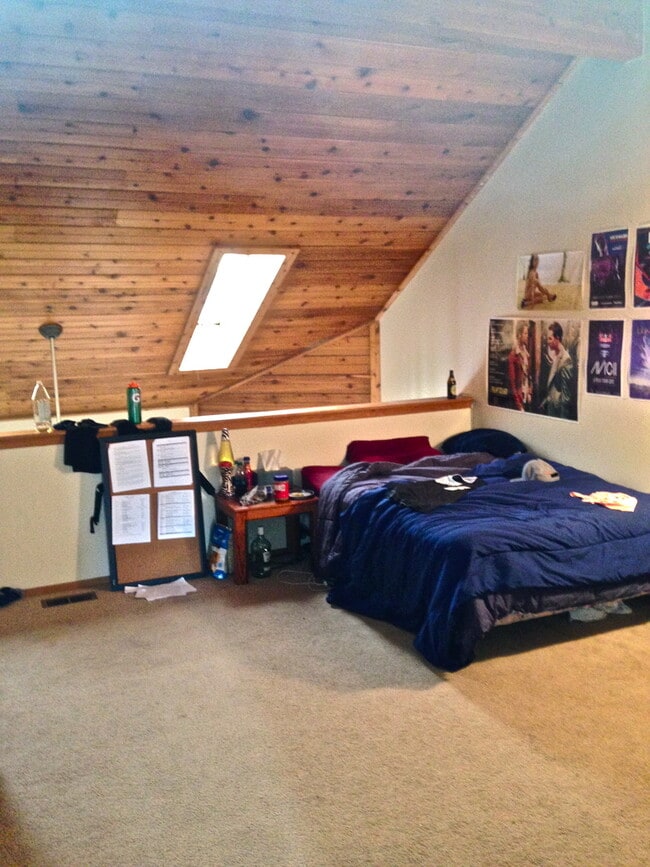 Building Photo - PRE-LEASE: 4 Bedroom 3.5 Bathroom Townhouse In Gold Run.  Walk To Campus!