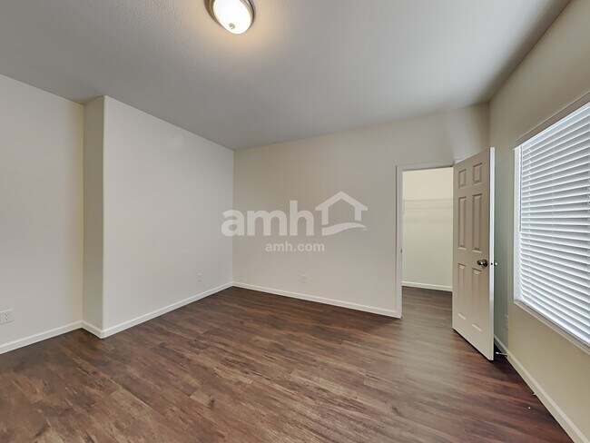 Building Photo - 1212 E Desert Rose Trail