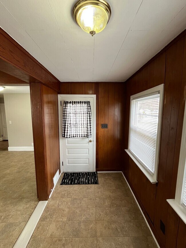 Building Photo - Charming 3-Bedroom 2-Bath with Beautiful Hardwood Floors