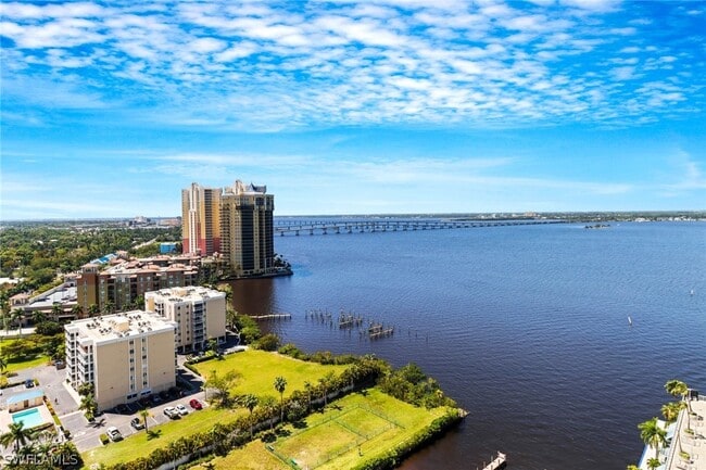 Building Photo - 3000 Oasis Grand Blvd